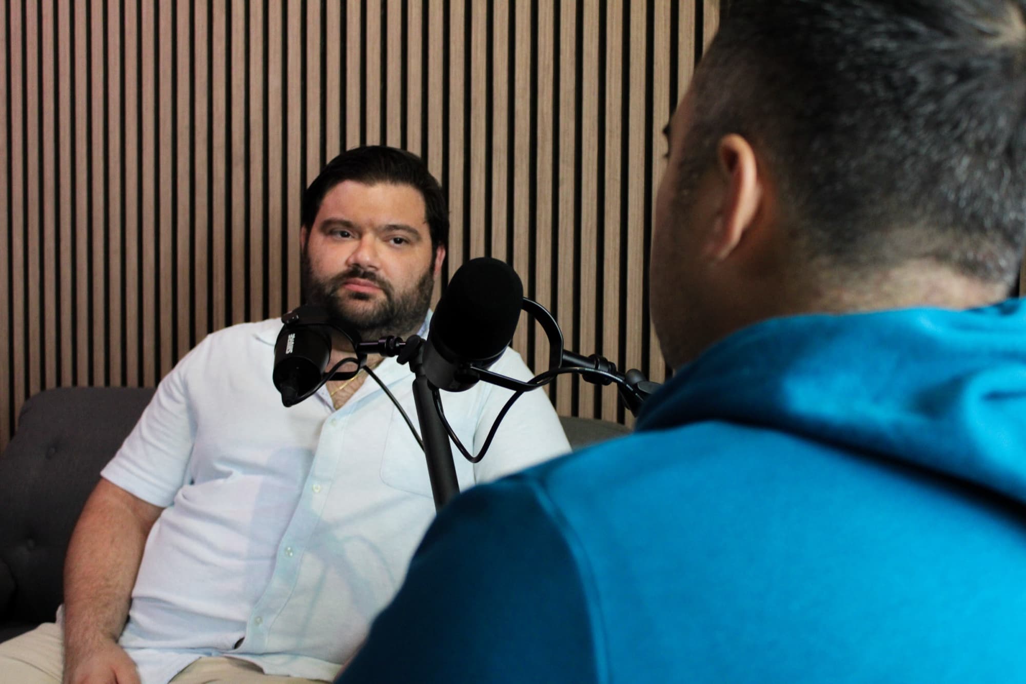 Grabación de podcast con dos invitados